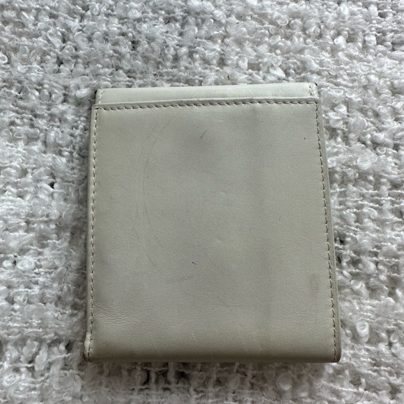 Authentic Ferragamo white bifold - Picture 3 of 10